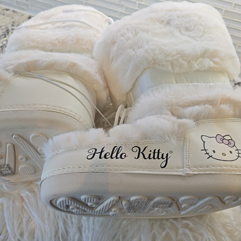 Hello Kitty Fluffy White Kids Boots - Picture 9 of 11